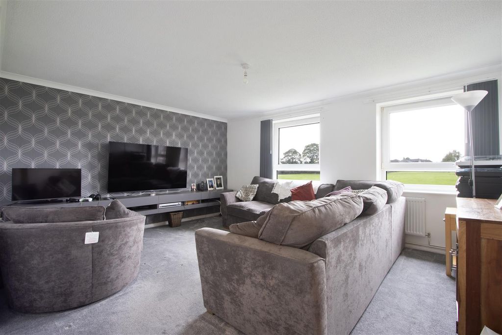 Property photo 2 of 10 Living Room