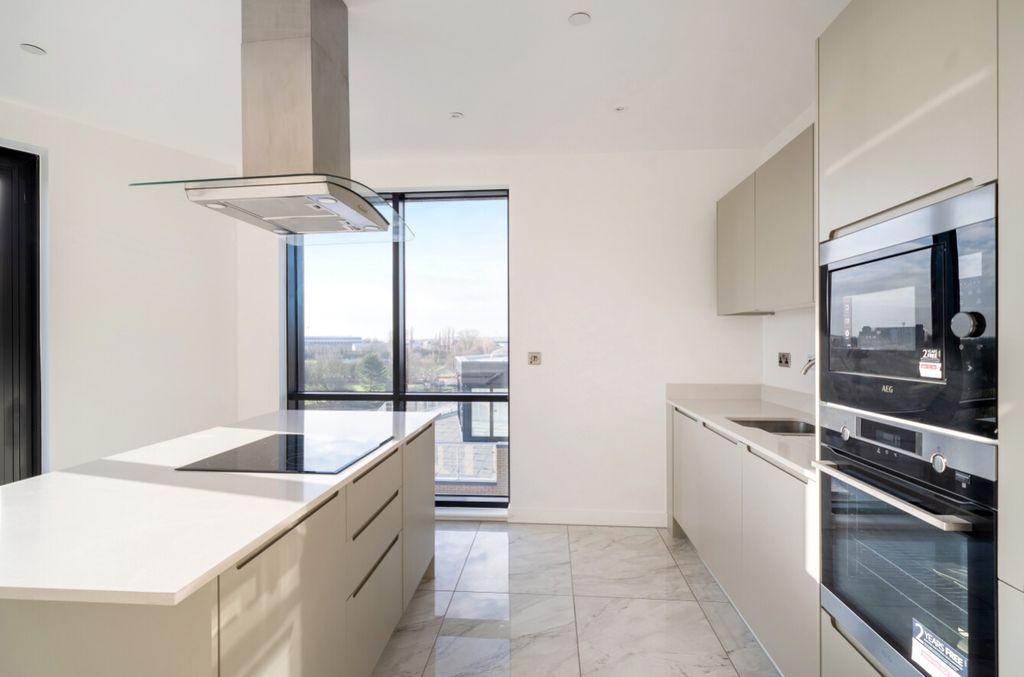 Property photo 3 of 14 1394556-6-6948710ccc876