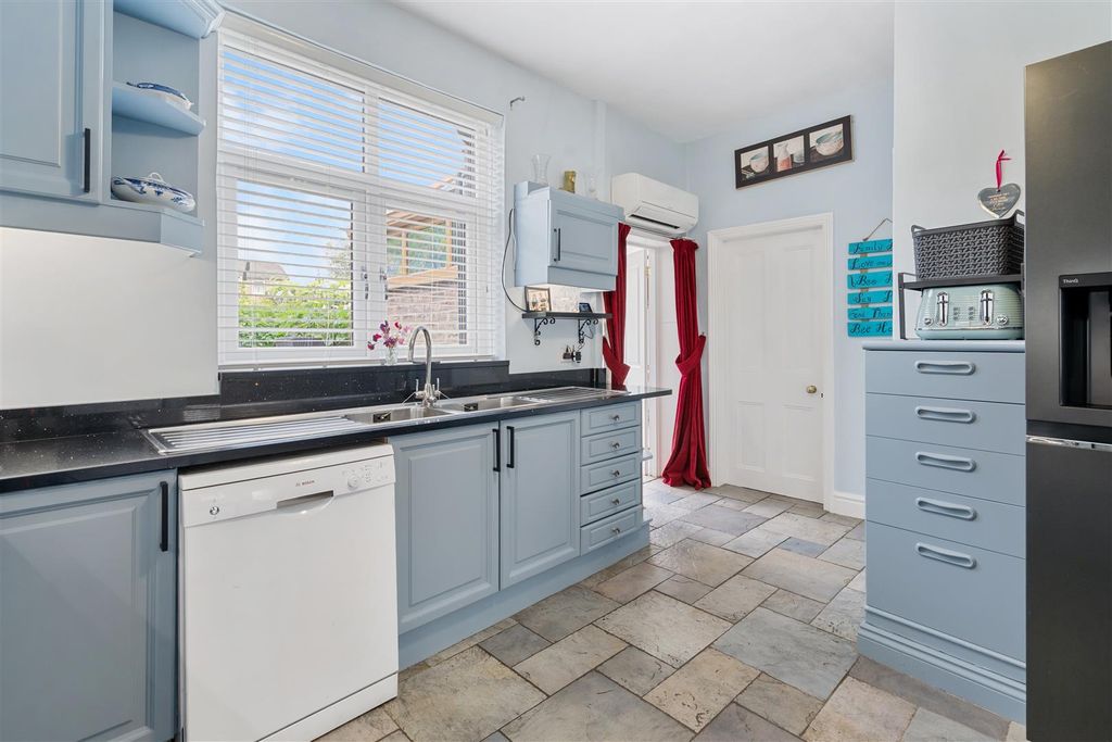 Property photo 3 of 37
