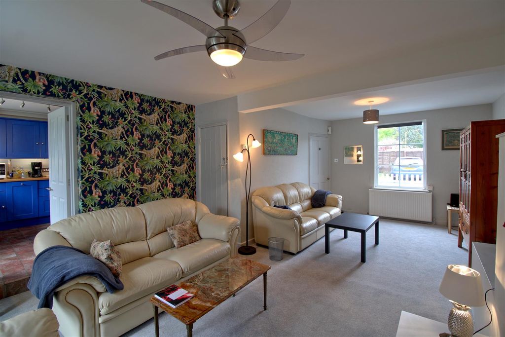 Property photo 2 of 22 Lounge
