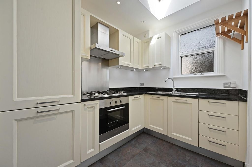 Property photo 2 of 8 Tec - 194C Fernhead Road - 4.Jpg