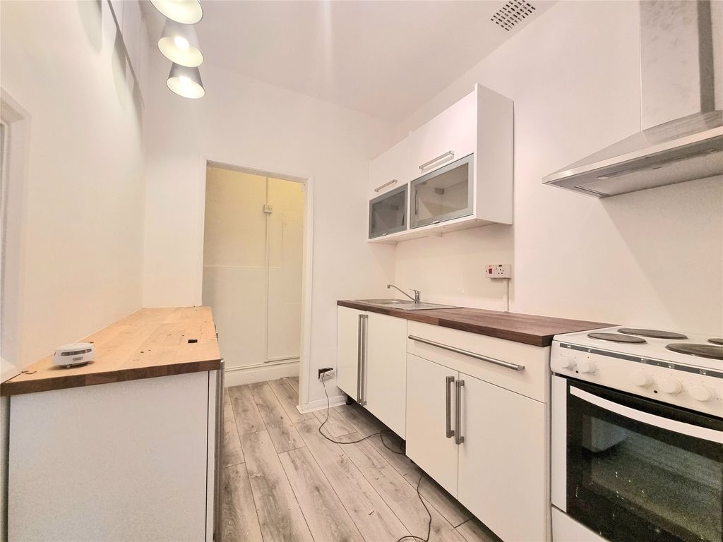 Property photo 2 of 6 Kitchen
