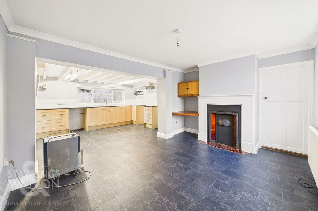 Property photo 2 of 28