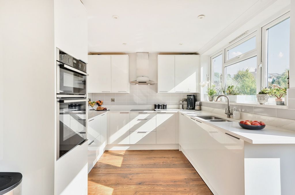 Property photo 2 of 23 1326371-12-68873F254Bc34