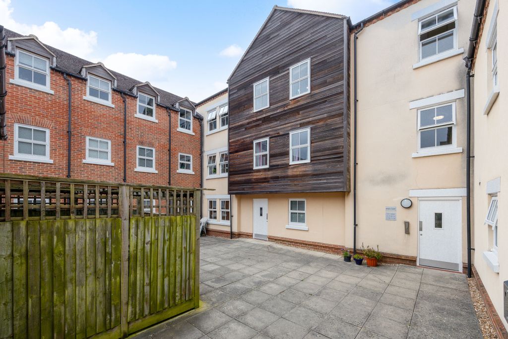 Property photo 1 of 15 27 Broka Court, Aylesbury Hp19 7Hx-15