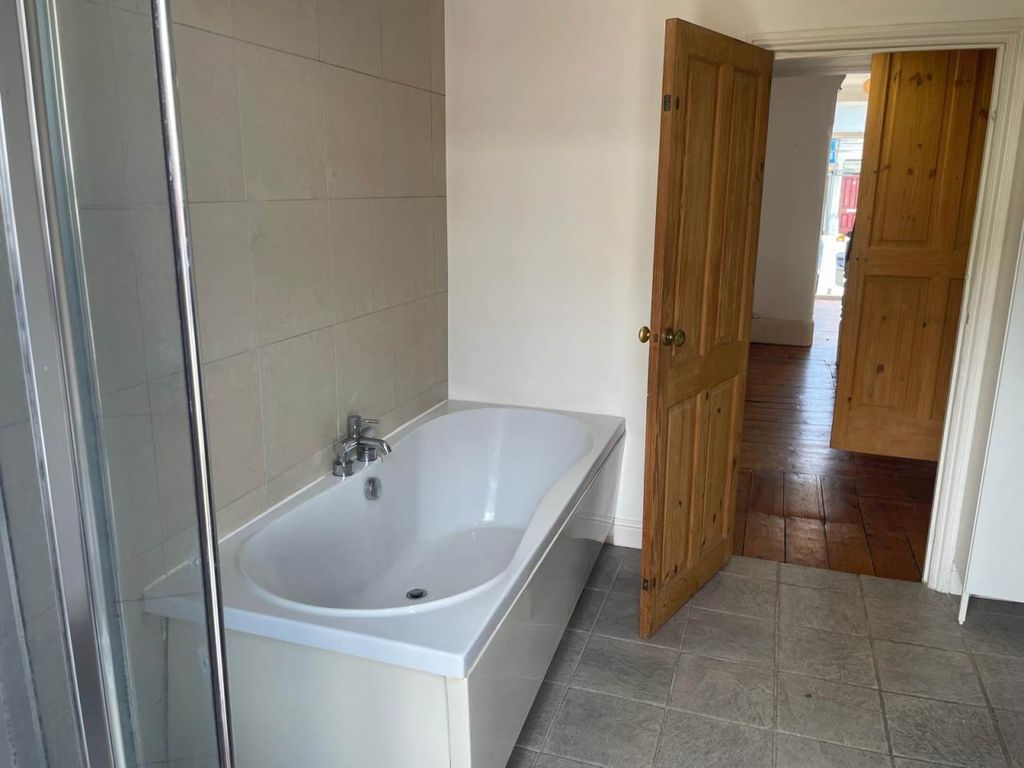 Property photo 3 of 17 Bathroom