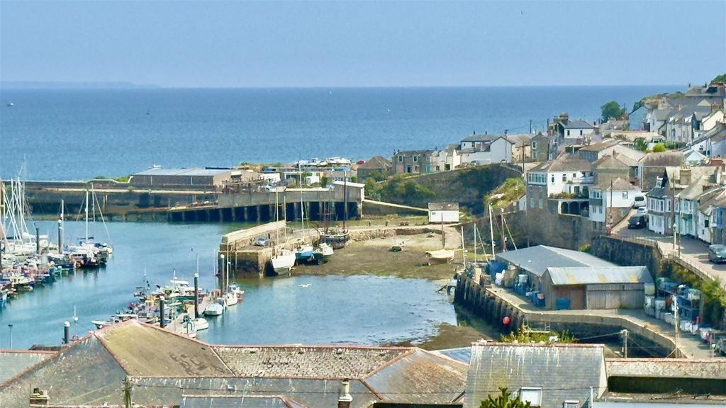 Property photo 2 of 35 Newlyn Old Harbour