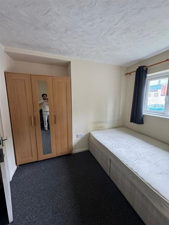 Property photo 1 of 5 Bright Bedroom With Large Wardrobe And Mirror...