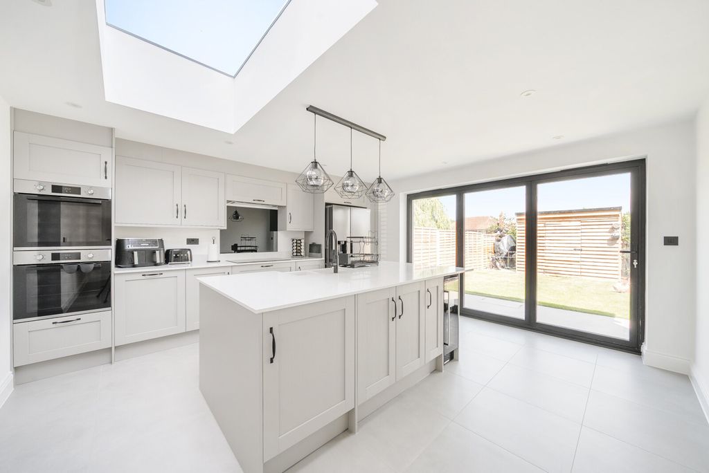 Property photo 3 of 16 1312628-16-685298...