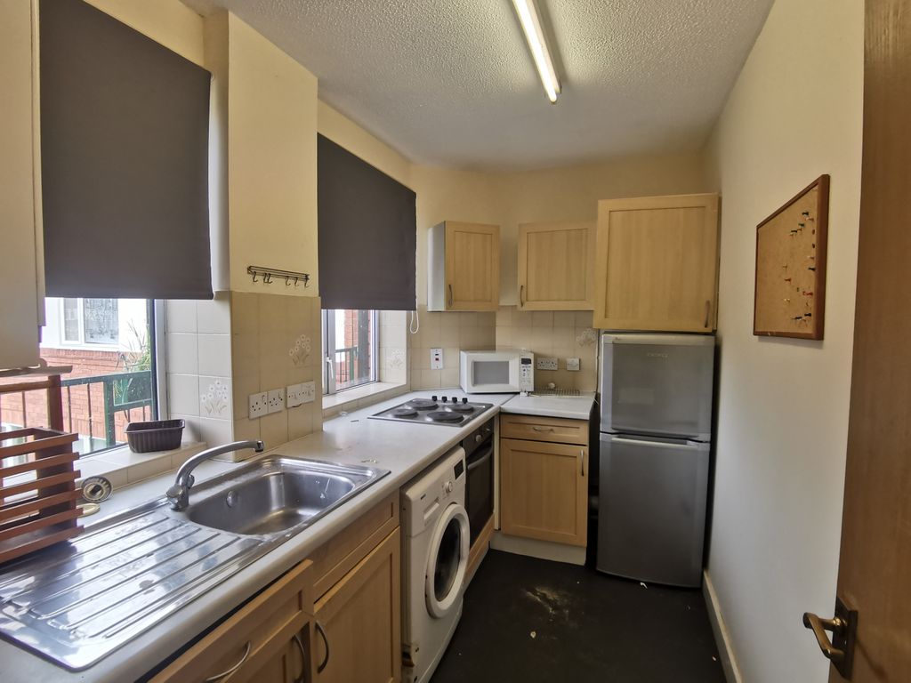 Property photo 3 of 11 Kitchen