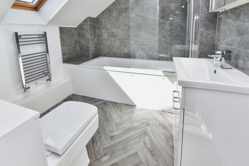 Property photo 3 of 11 Bathroom