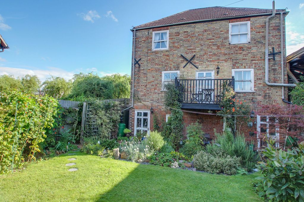 Property photo 2 of 32