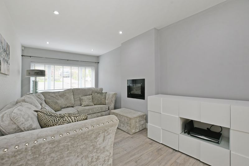 Property photo 3 of 16 Lounge