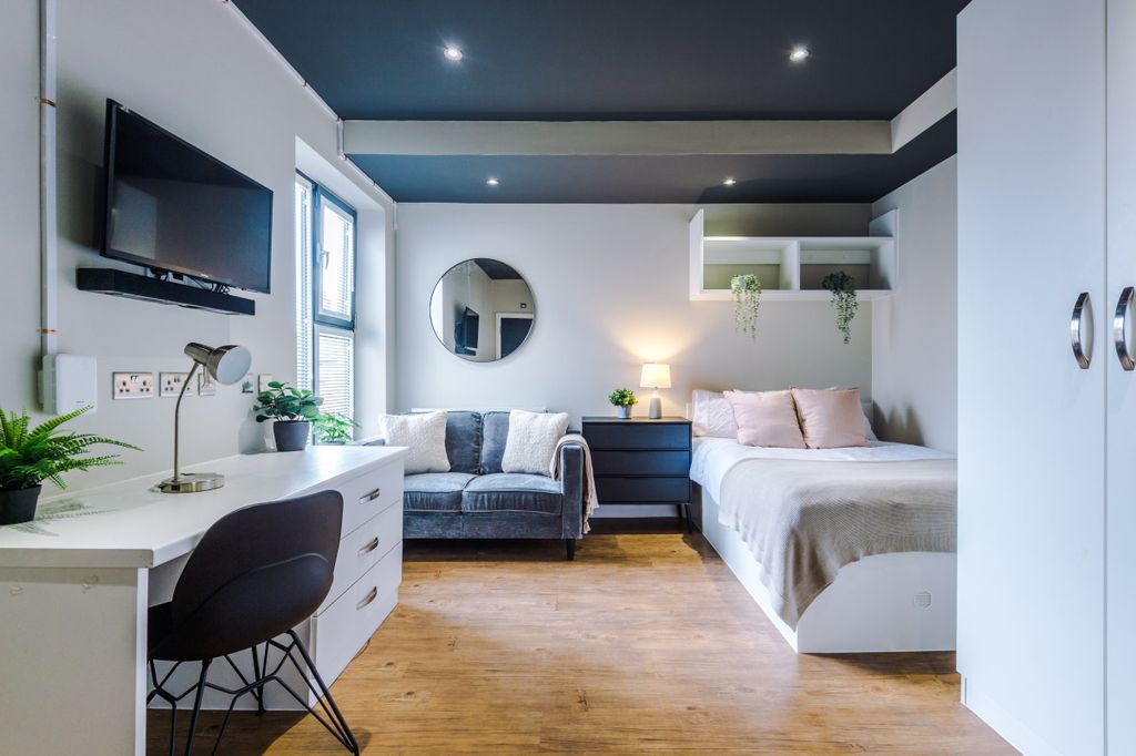 Property photo 1 of 15 Flat 12, Unw, 1