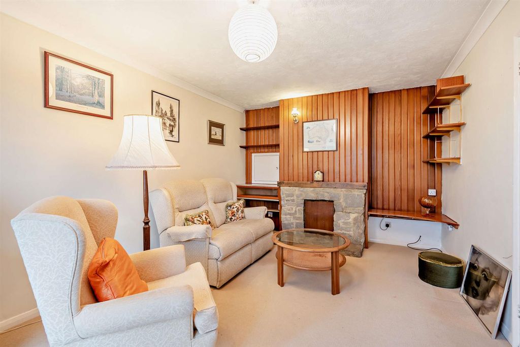 Property photo 3 of 15 8672833-Interior08-800.Jpg