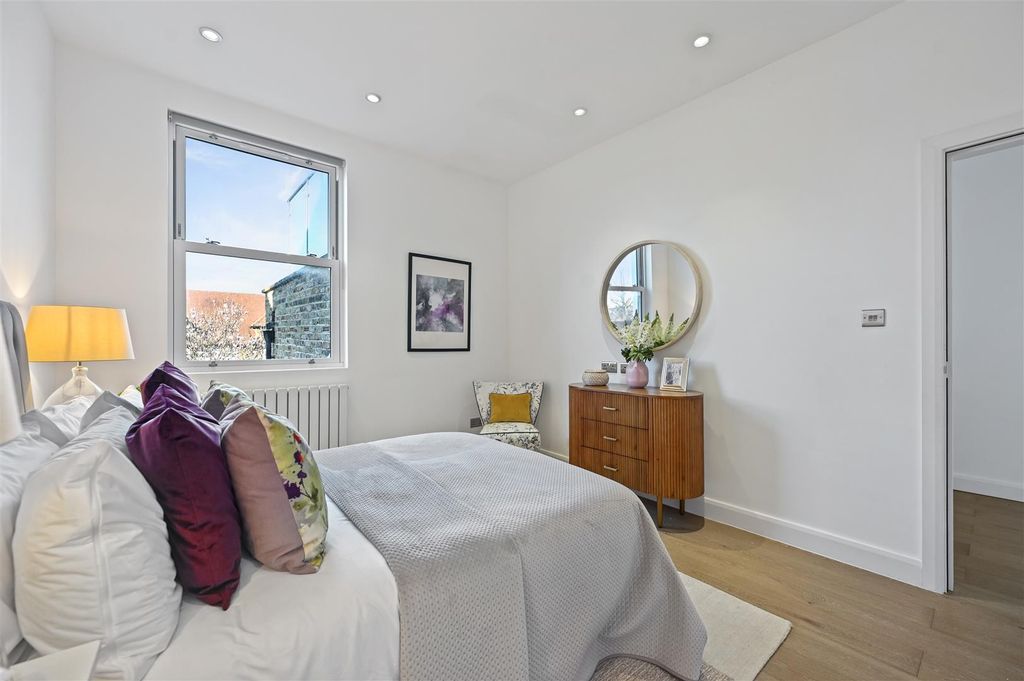 Property photo 2 of 33 Bedroom