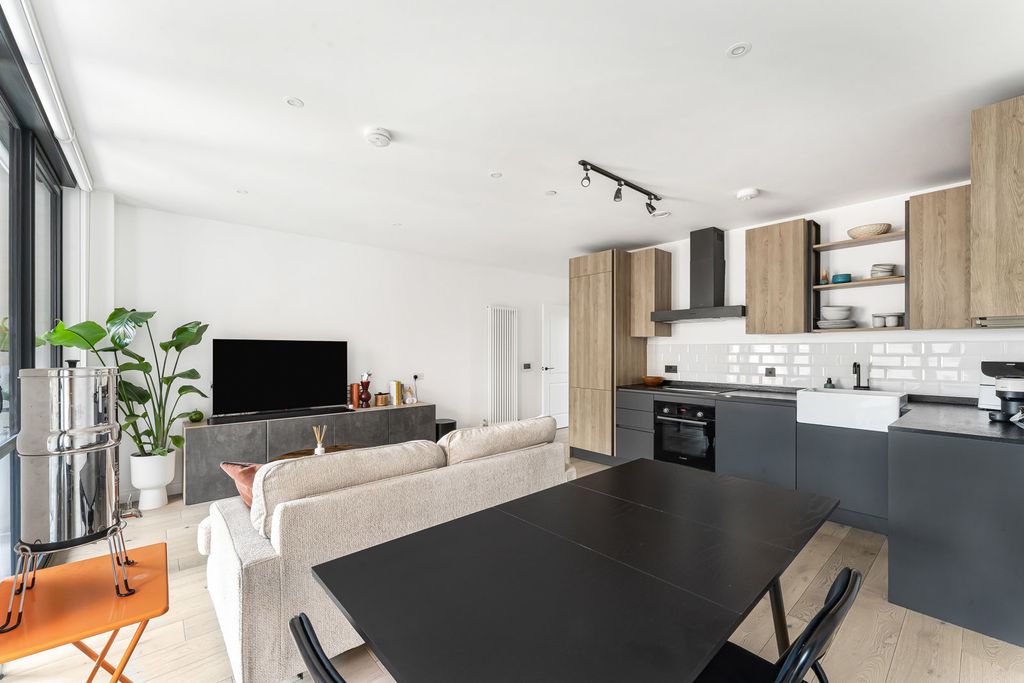 Property photo 1 of 20 Reception/Kitchen