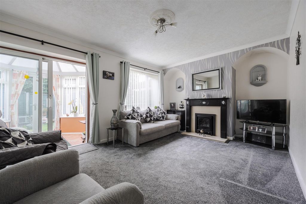 Property photo 3 of 14 Lounge