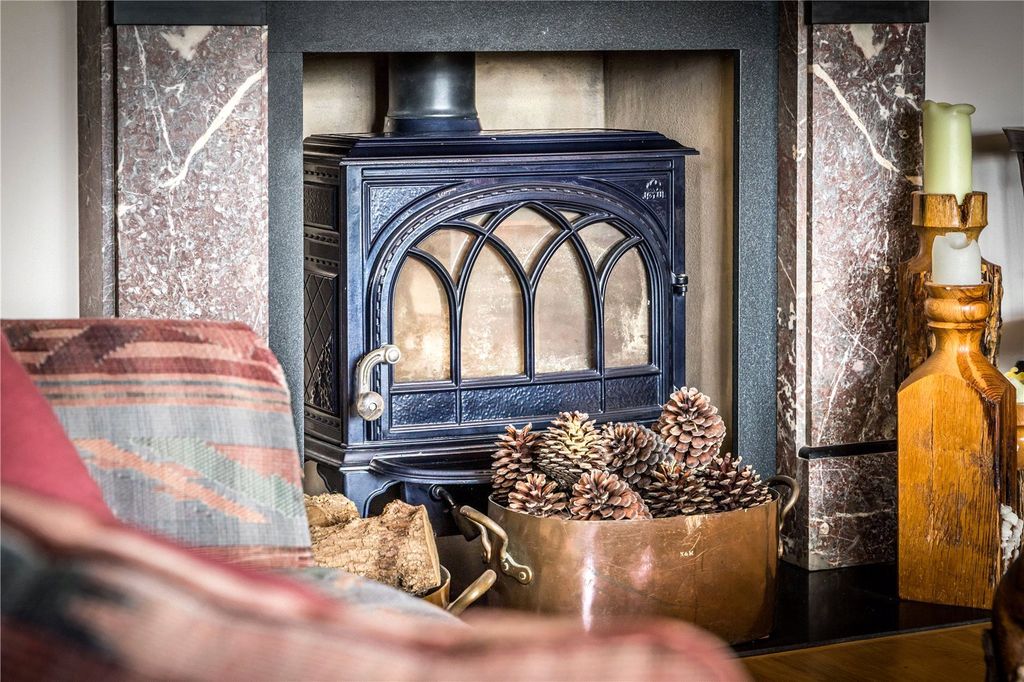 Property photo 3 of 40 House. Partnership