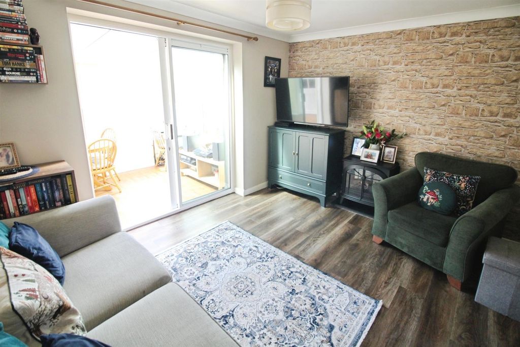 Property photo 3 of 11 Lounge