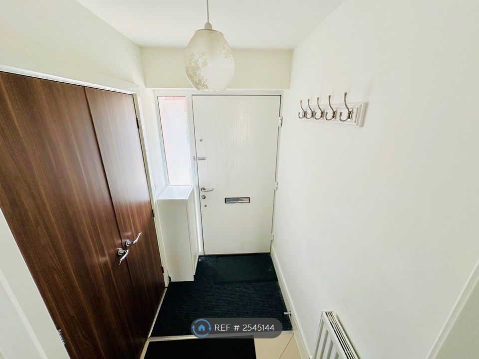 Property photo 2 of 23 Hall Way