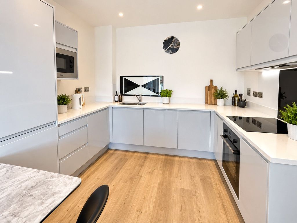 Property photo 3 of 10 Kitchen