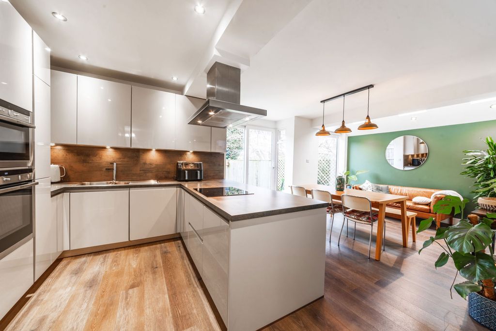 Property photo 3 of 34