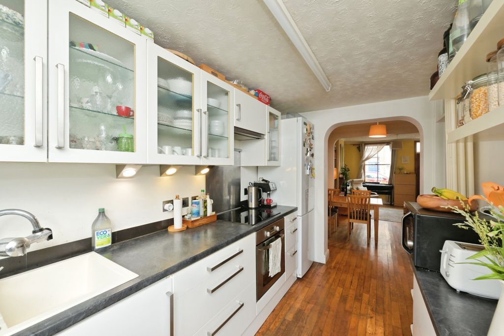 Property photo 3 of 19 Kitchen