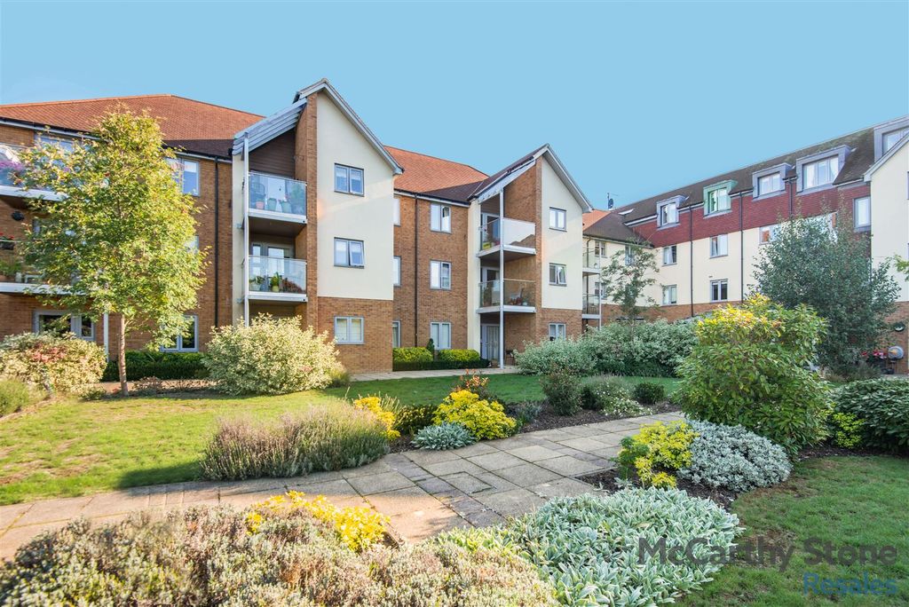 Property photo 3 of 12 8665945-Exterior06.Jpg