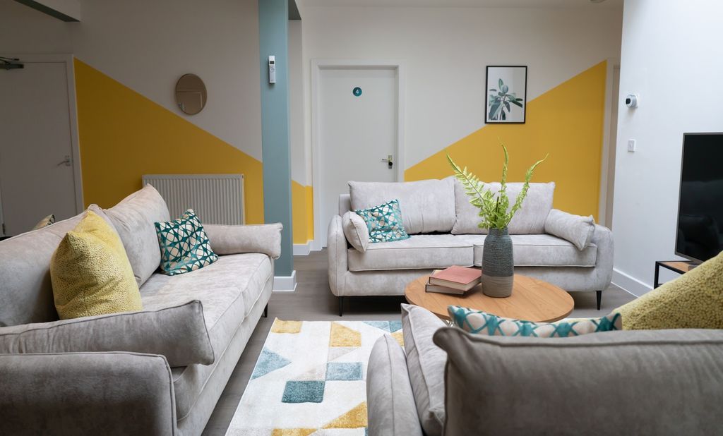 Property photo 1 of 5 A Bright And Spacious Modern Living Room, Perfect ...