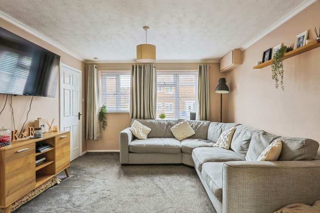 Property photo 3 of 15 Lounge