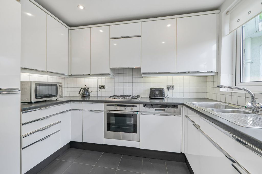 Property photo 3 of 10 Kitchen