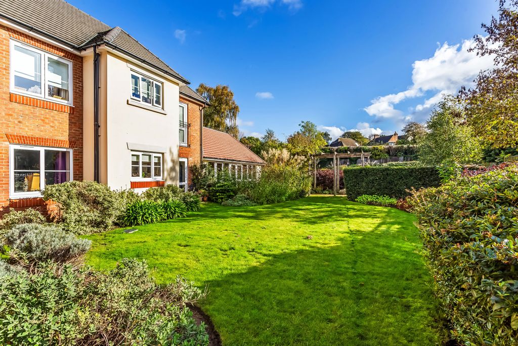Property photo 2 of 12 Communal Gardens