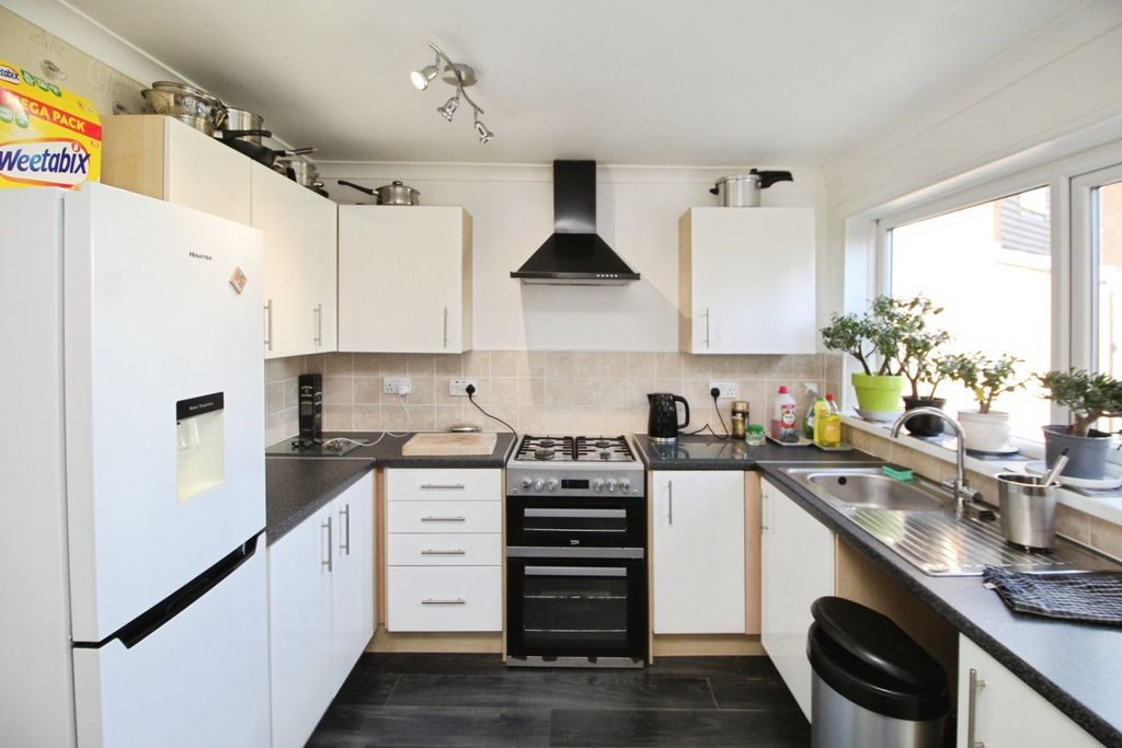 Property photo 3 of 19 Kitchen