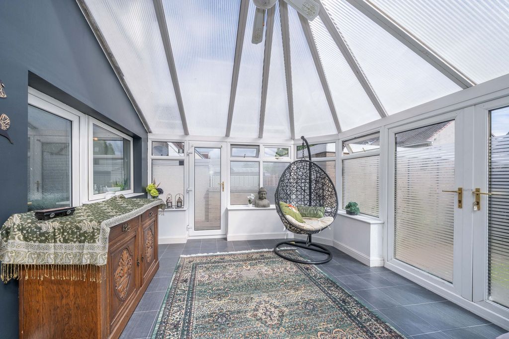 Property photo 3 of 28 Conservatory