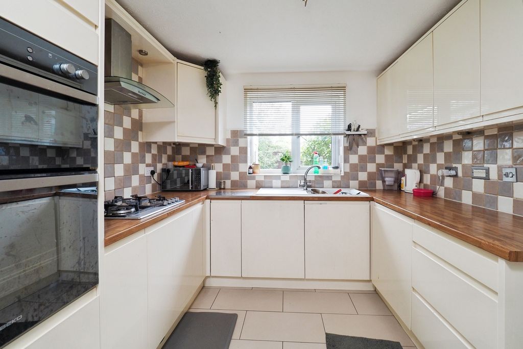 Property photo 2 of 19 Kitchen