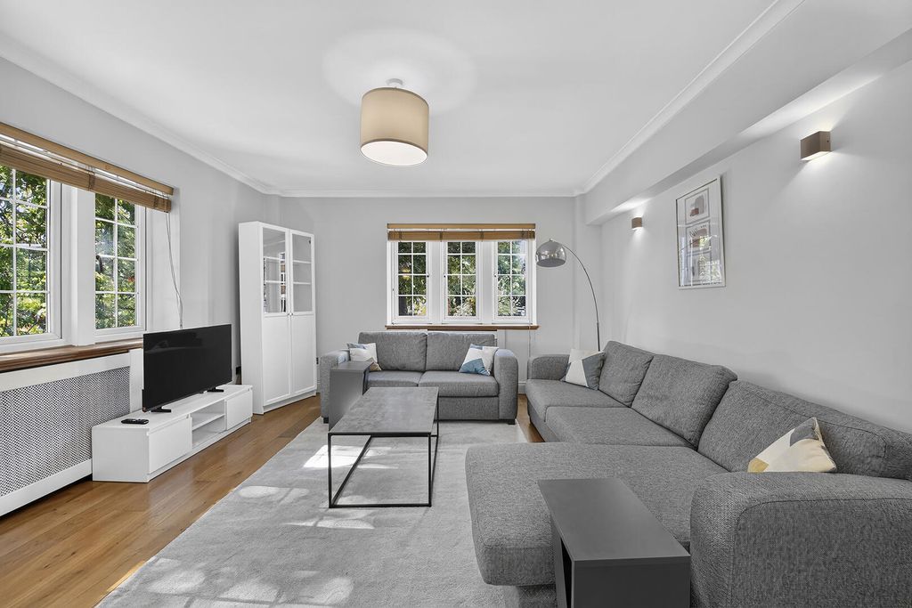 Property photo 1 of 18 Living Room