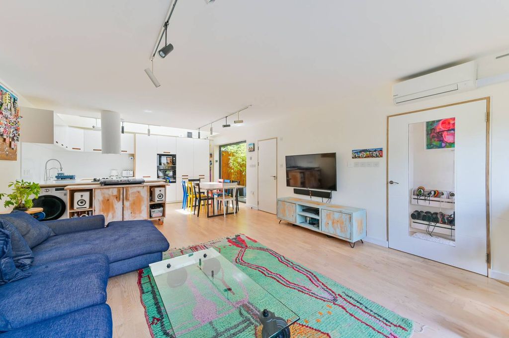Property photo 3 of 16