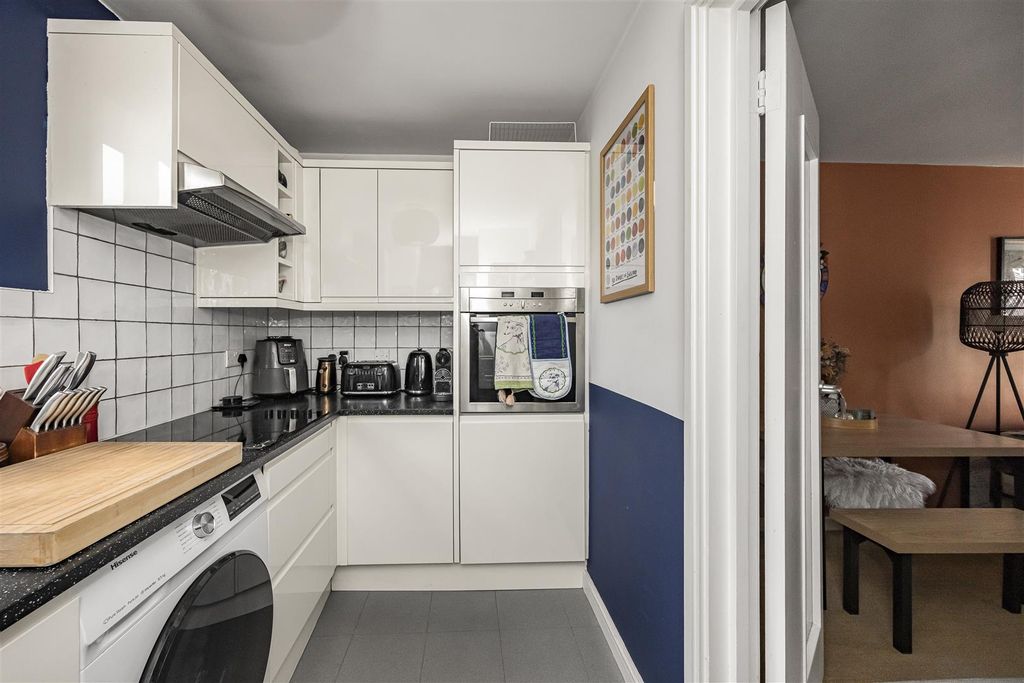 Property photo 3 of 15 14 Riseholme Court Cadogan Terrace -006.Jpg