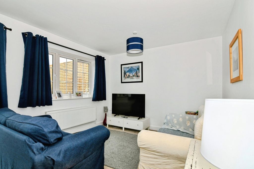 Property photo 2 of 11 Living Room