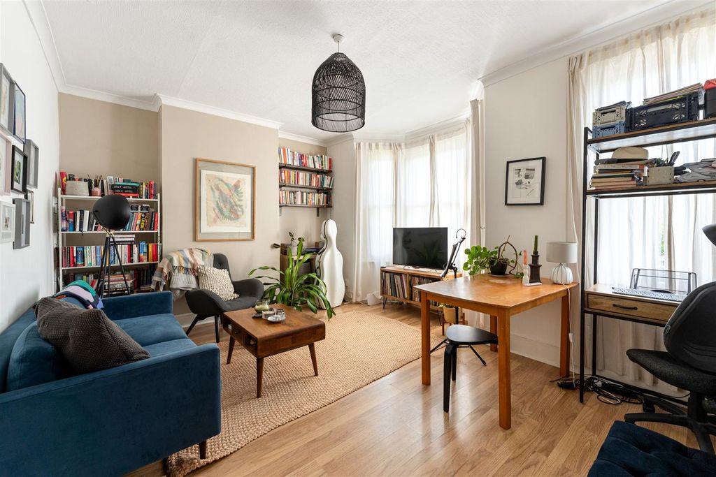 Property photo 2 of 18 Stanhope Road, E17