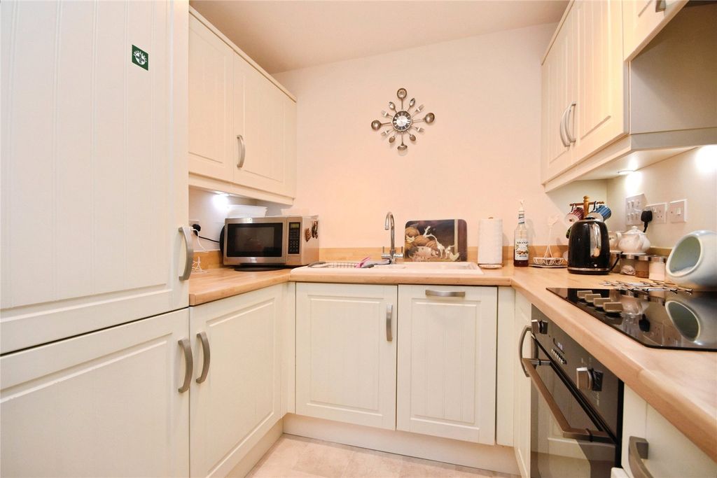 Property photo 3 of 10 Kitchen