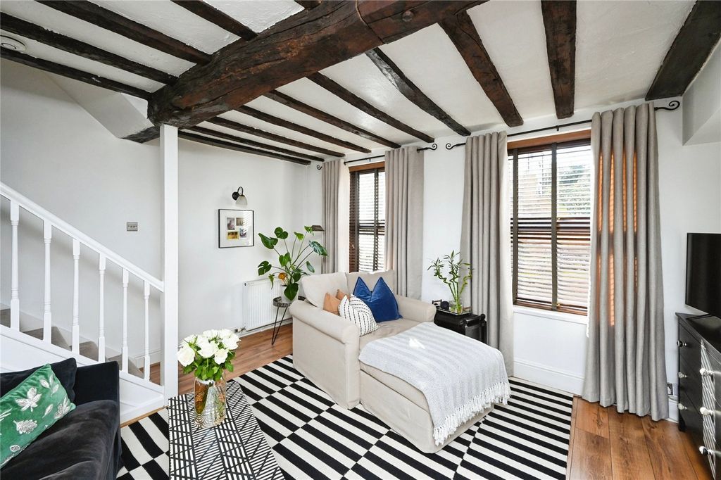 Property photo 3 of 17 Lounge