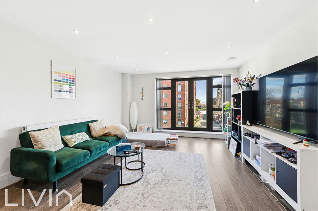 Property photo 3 of 9 Savgold House,5-7-2