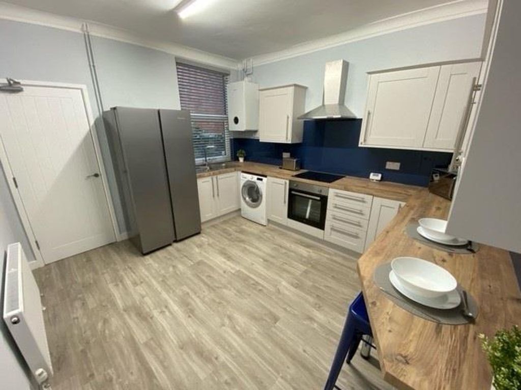 Property photo 3 of 11 Communal Kitchen