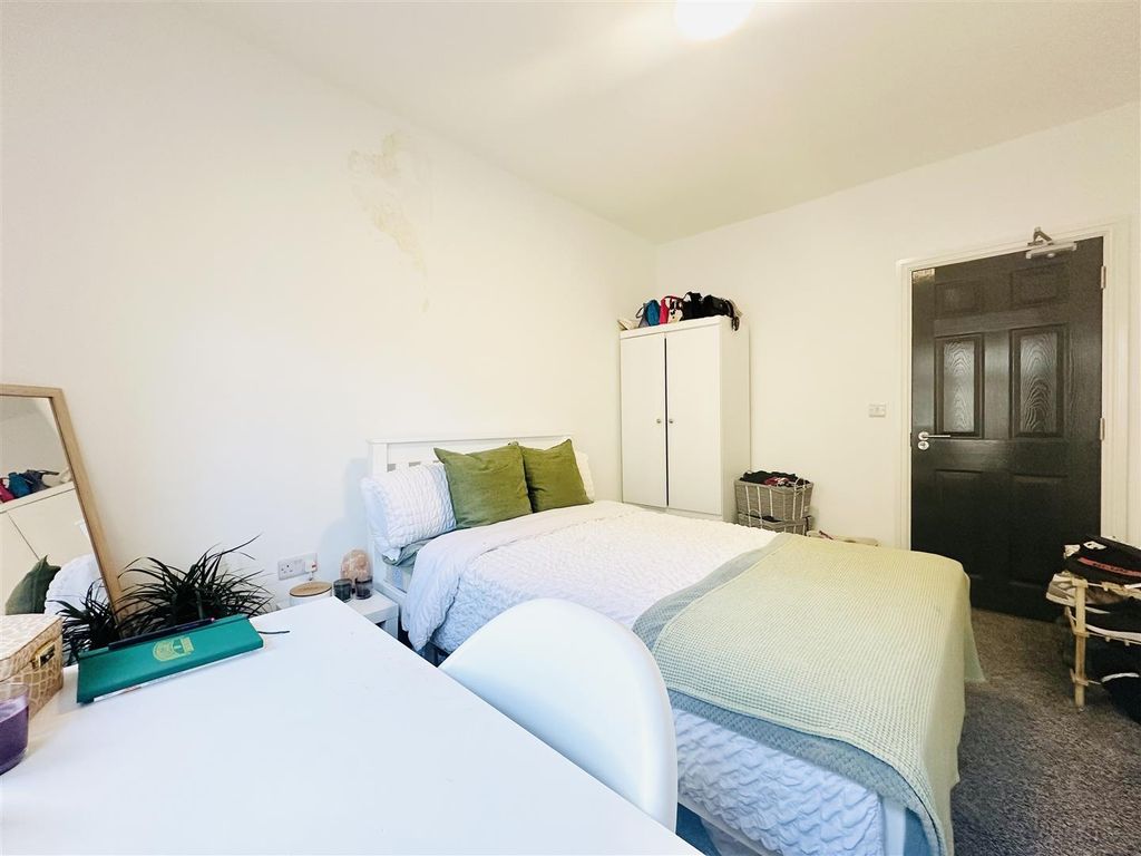 Property photo 3 of 10 Bedroom 1