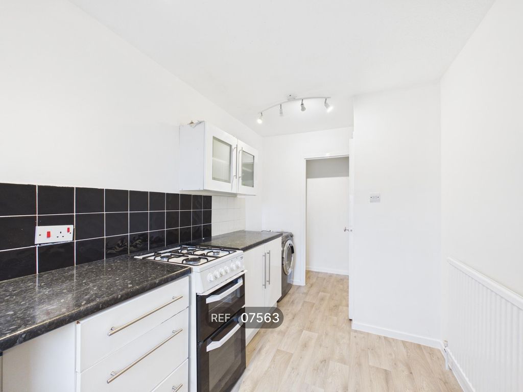 Property photo 2 of 11 Kitchen
