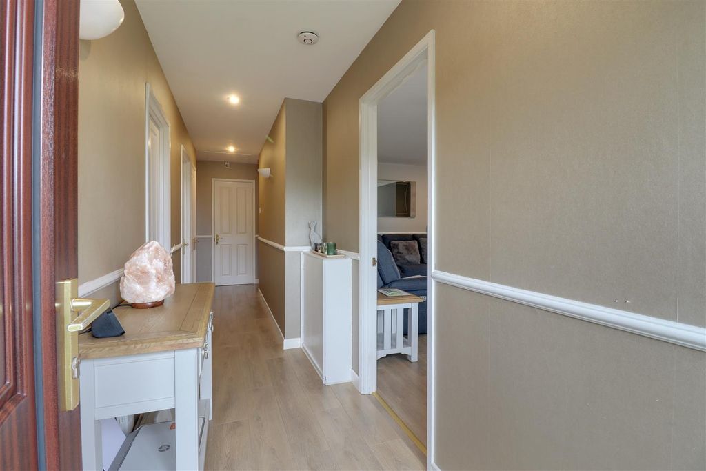 Property photo 3 of 18 Entrance Hall