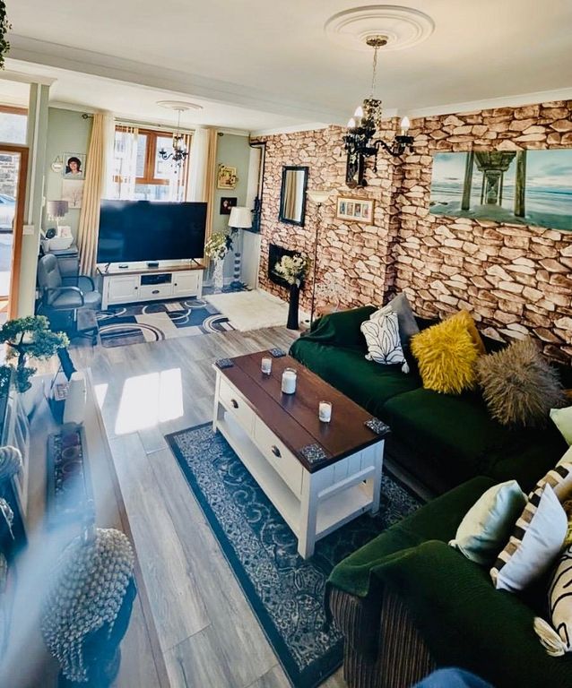 Property photo 2 of 15 Lounge