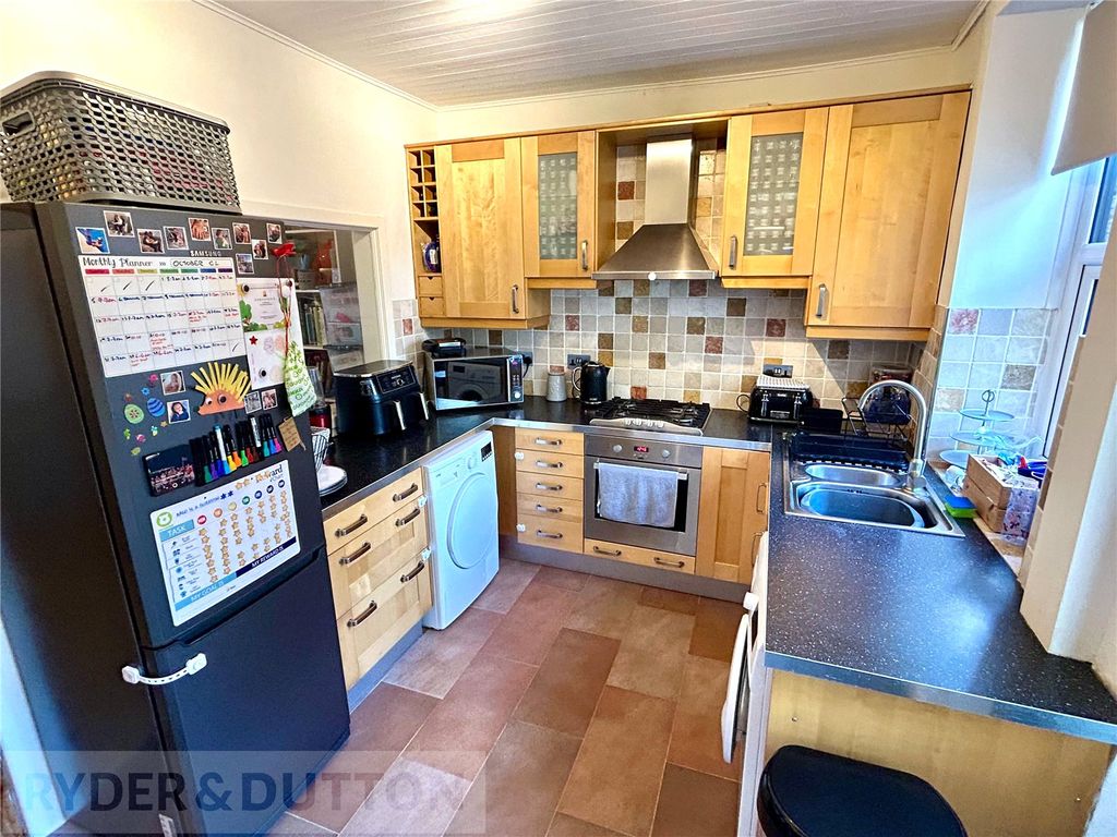 Property photo 3 of 11 Kitchen